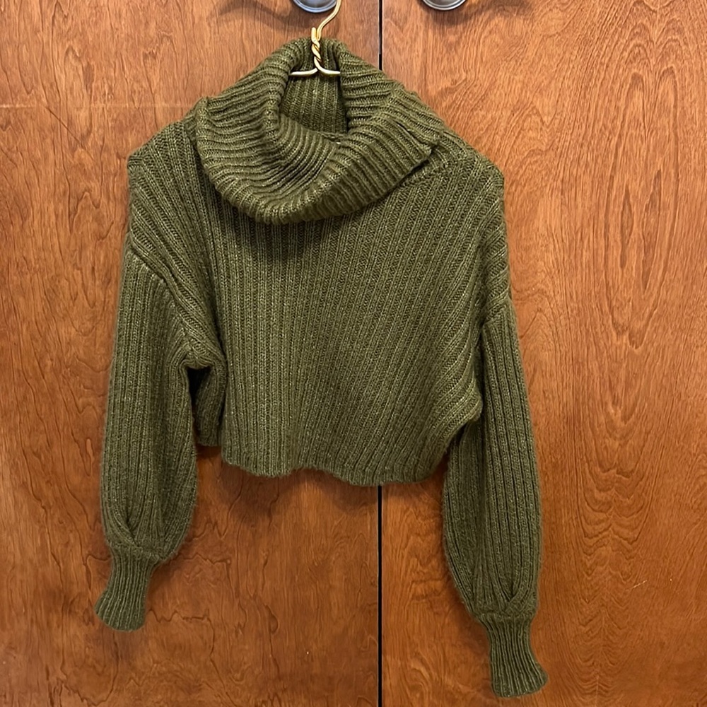 Urban Outfitters Cropped Loose Turtleneck Sweater (Green) - SIZE XS
